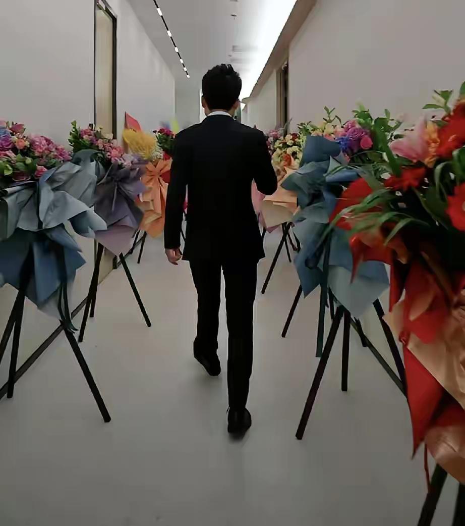 你以为董宇辉最厉害的是，2025年业绩200多亿，粉丝涨了1000多万，唯一的对