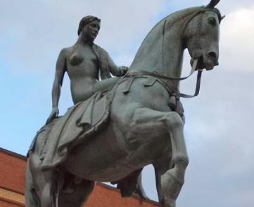 1040年，英国考文垂市戈黛娃夫人，一丝不挂的骑马在街上游走，而当地的百姓们选择