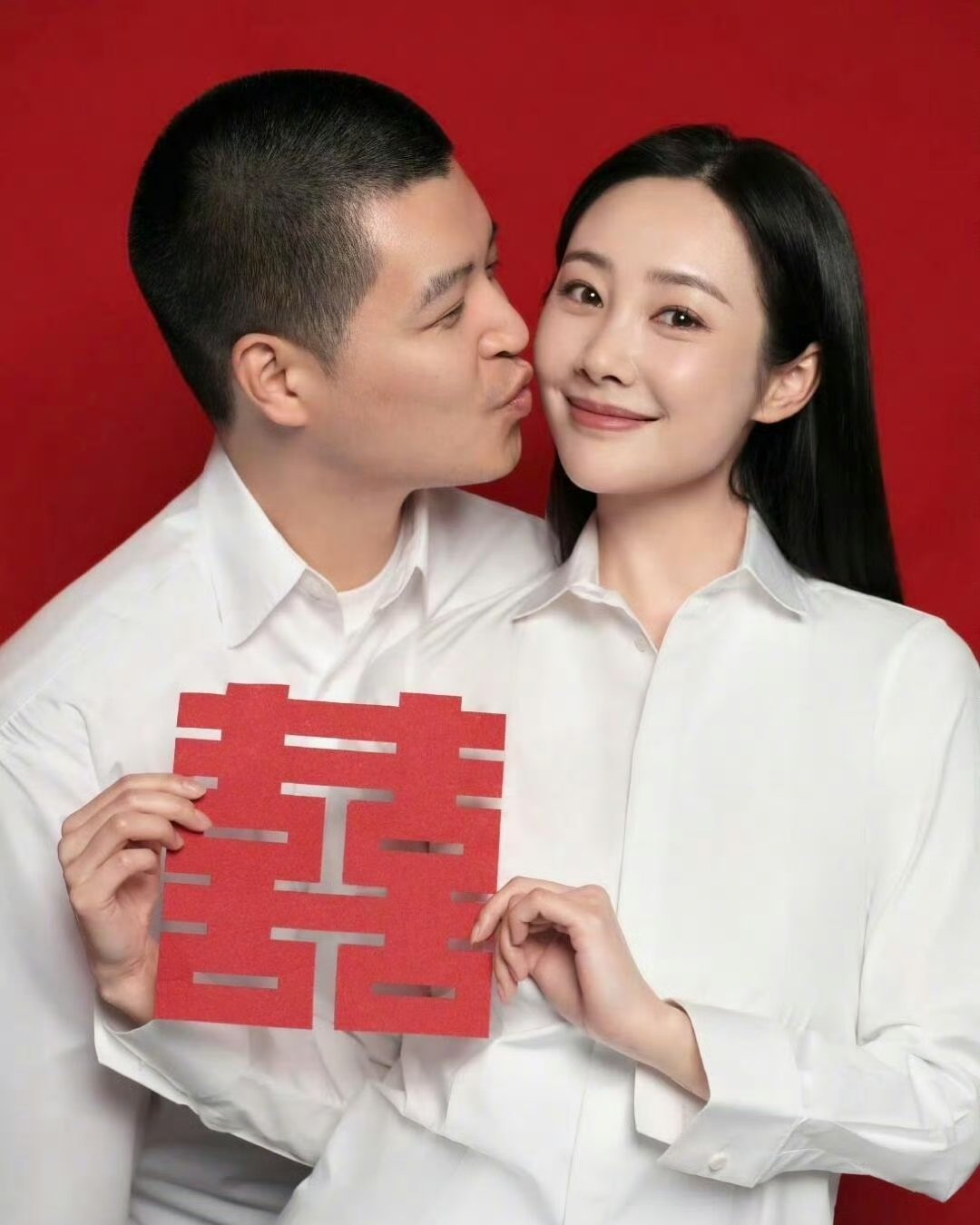 李纯超绝不经意展示婚戒李纯在机场一次暖心的互动，因无名指婚戒的“不经意”出镜而广