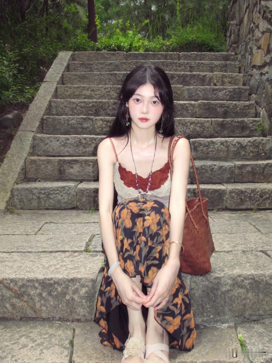 “青石阶上坐，红袖添香时”，这画面想想就美。仿佛自己正坐在古老的青石台阶上，身边