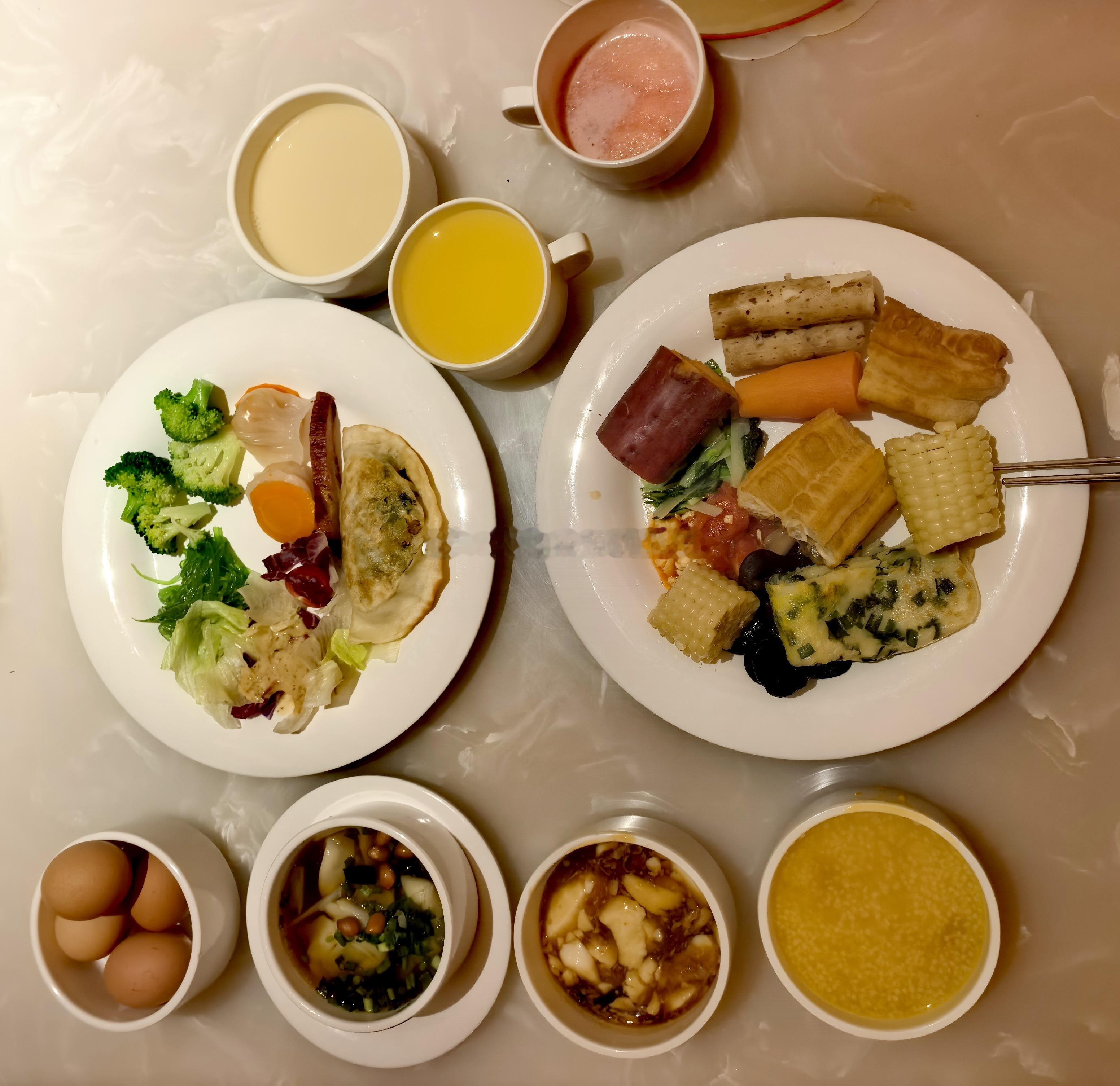 今日早餐七大碗🥣，两大盘子。营养早餐今日早餐