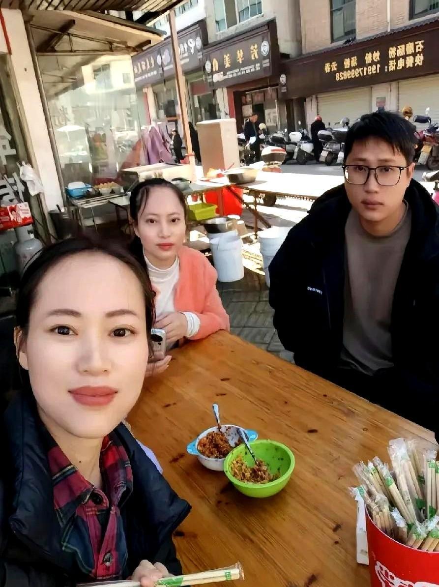 梁志辉凌晨晒兄妹旧照喊“p个老弟”上热搜第三，你为亲情破防的瞬间，品牌已经算出了