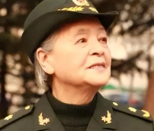 1972年，47岁的陈菊梅，做了一个疯狂的决定：切掉阑尾，摘掉扁桃体，拔光满口牙