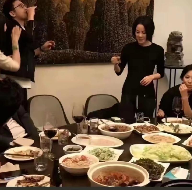 素颜短发坐在家里，没人喊她唱歌也没人问她去哪儿，她就和刘嘉玲聊了会儿天。照片