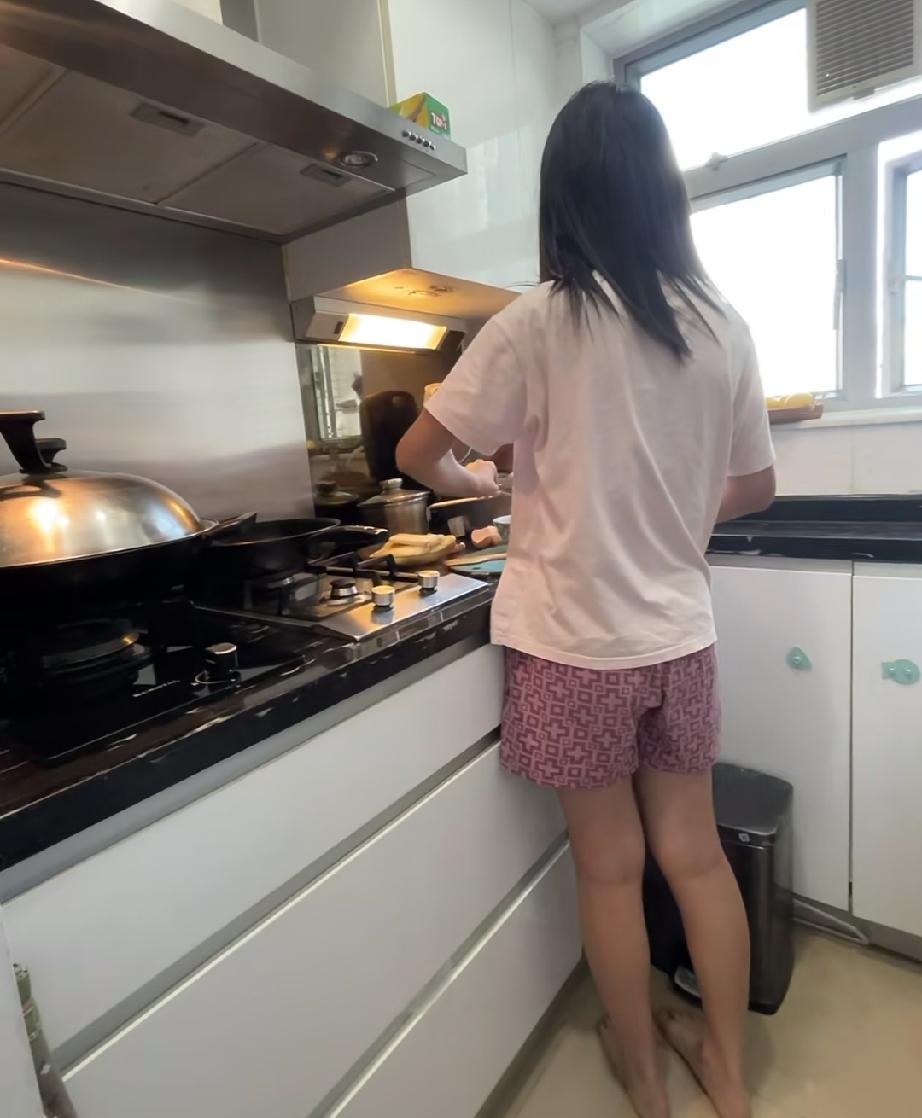 在儿媳妇家住了三天，昨天儿媳妇和儿子吵架，吵得很凶，我也没敢掺和，就怕哪句话说错