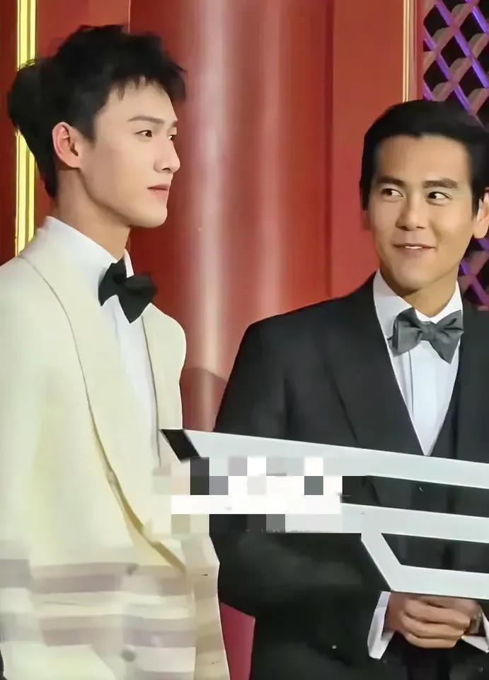 彭于晏偷瞄一眼李昀锐:果然后生可畏！李昀锐也悄咪咪的瞄了一眼彭于晏:果然是传闻中