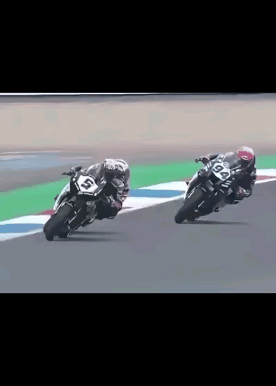 比不过就使阴招，真让人恶心。张雪机车在比赛中遭恶意干扰，5号杜卡迪赛车手试图用