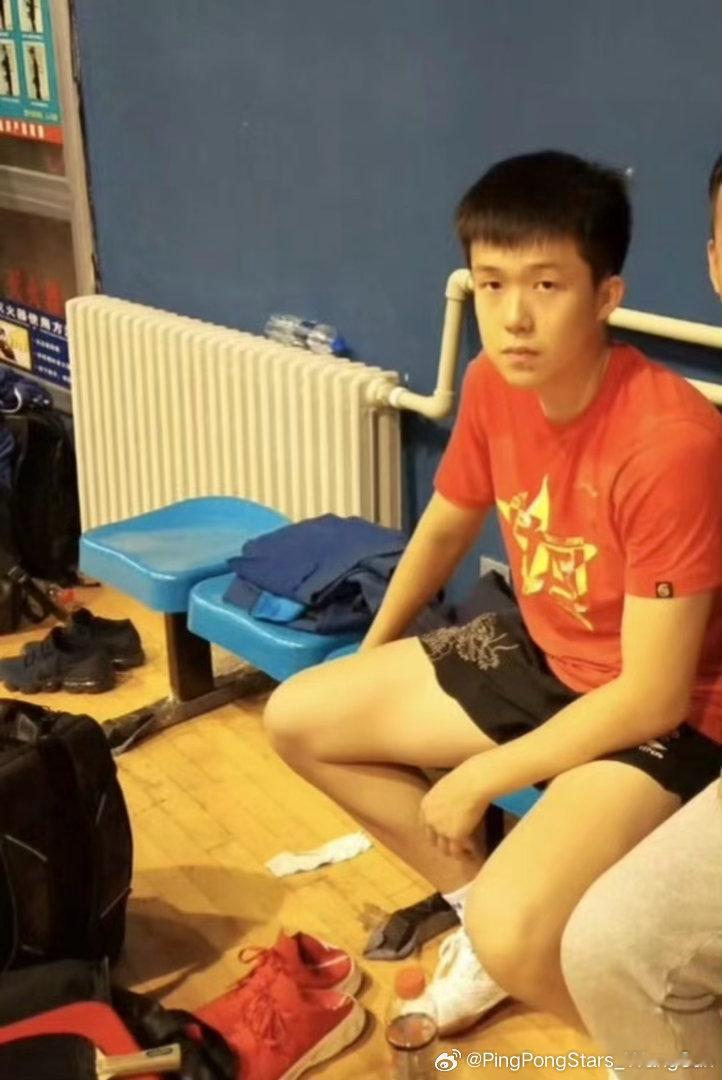 18岁幼头懵懵的王楚钦