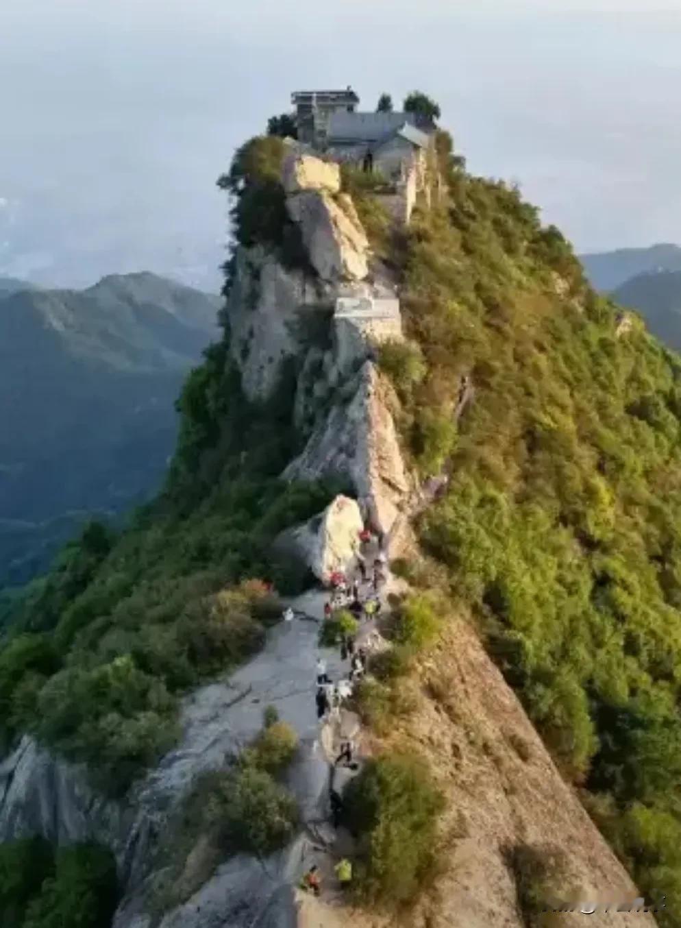 青年作家卜文哲爬山不幸坠亡近日，我国青年作家卜文哲在嘉午台爬山时不幸坠亡，年