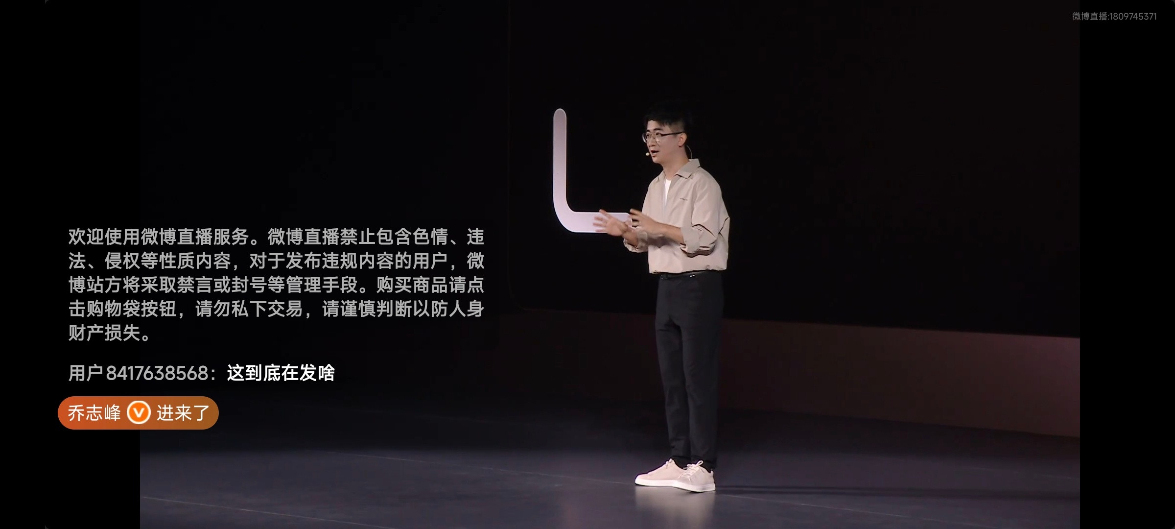 人类对折叠屏的开发不足1%蓝洞配色采用分层AG磨砂工艺，光影随角度产生渐变层次