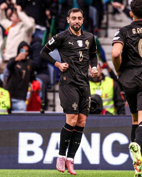 非洲杯期间，阿莫林应该考虑让B费踢左前腰，芒特踢右前腰，库尼亚踢中锋，这样人员紧