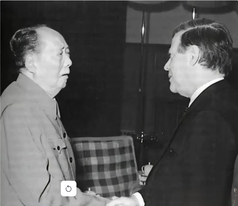 1975年，西德总理施密特站在毛主席病榻前，开口就是一句：“欧洲必须联合起来，抗