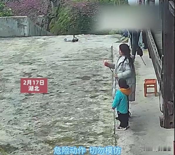 还别说，这熊孩子瞄得真准！放烟花直接追着妈妈喷，妈妈无处可躲，新衣服都被烧坏了，