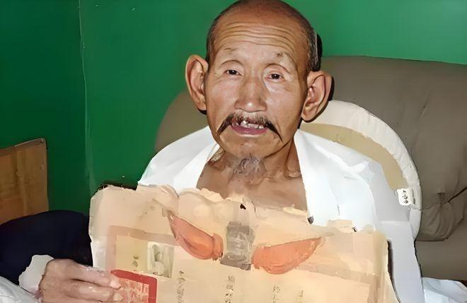 1994年，河南一73岁老农因欠债不还被列为老赖，法院人员上门时，他害怕地躲了起