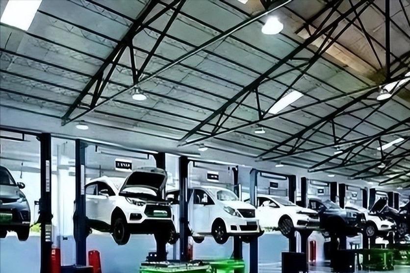 新能源车卖爆了，修车店却一家家关门?真相令人唏嘘一、销量狂飙，修理厂却“饿肚子