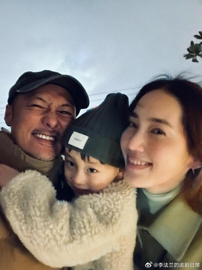 余文乐老婆王棠云是属于清新的氧气美女，她是台湾“皮带大王千金”，自小养尊处优。2