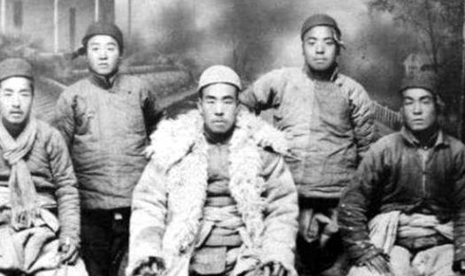 民国年间，一方悍匪横空出世，此人样貌酷似西洋人，自号“老洋人”，专挑洋人下手绑票