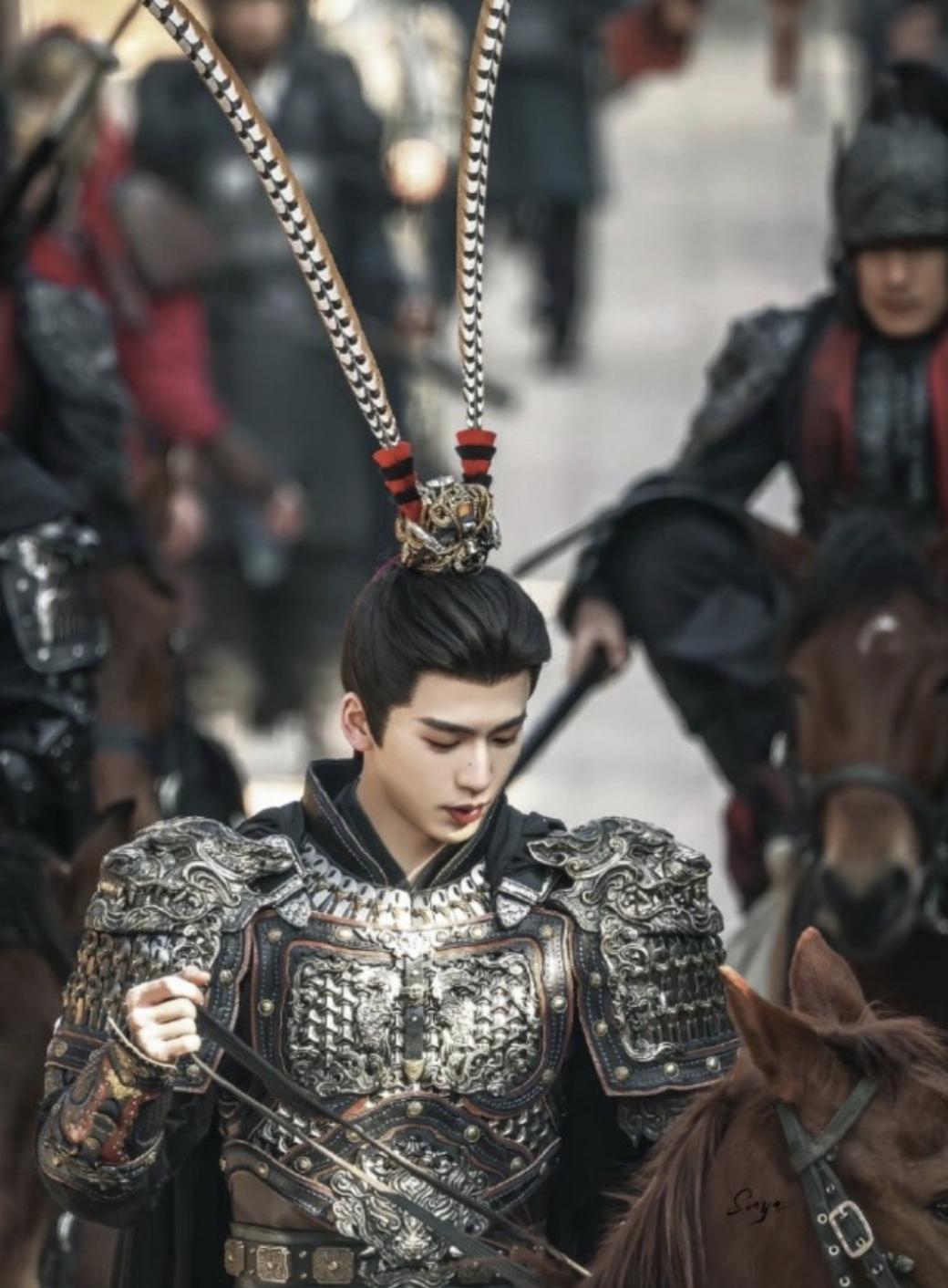 张凌赫账号竟然被限流了。原因竟然是在古装剧《逐玉》中饰演戍边大将军，妆容精致