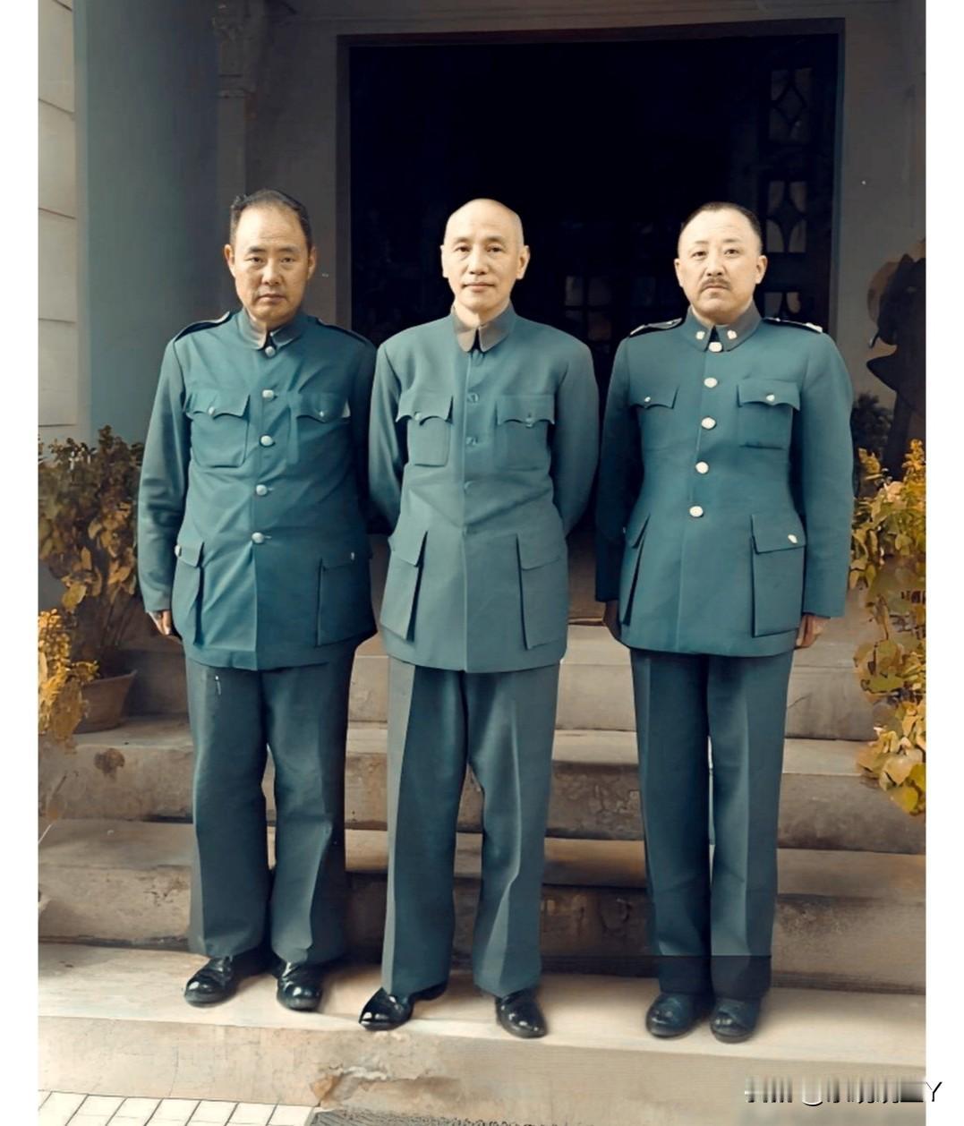 这是蒋介石和傅作义及卫立煌的一张合影老照片，拍摄于一九四八年。这绝非演员所饰演的