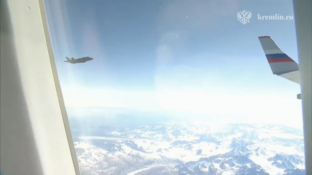 阿拉斯加峰会结束后，在美空军F-22战机护航下、普京乘专机返回俄罗斯！