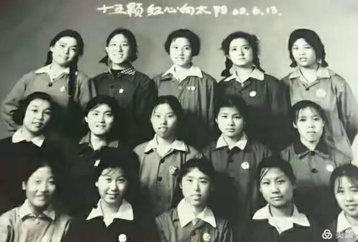 【老照片】这些姑娘，是1969年天津铁路二中六班的女生，也是即将奔赴2500里外