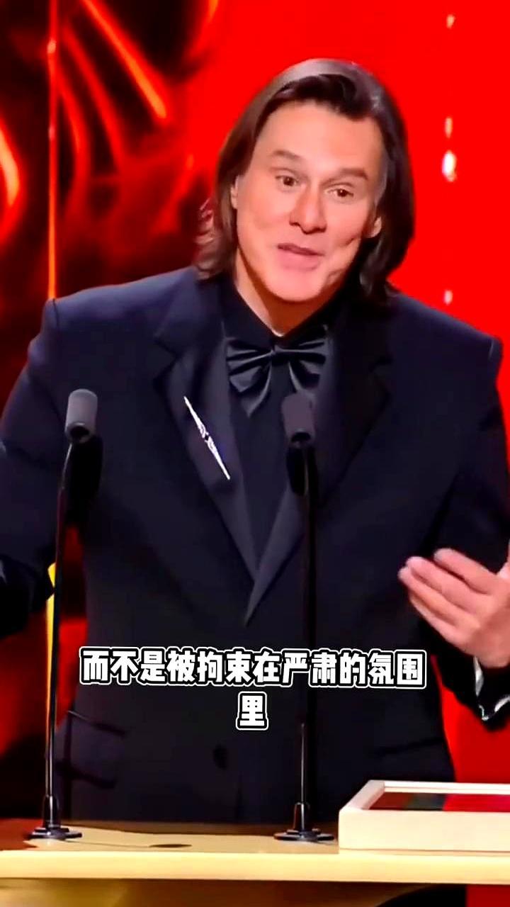 那个在巴黎举起终身成就奖杯的64岁老头，根本不是金凯瑞！全网都在疯传他是个戴着人