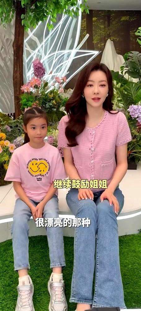 都以为熊黛林在戛纳红毯上拼杀，其实人家心里只有娃。前脚还在聚光灯下当大明星，
