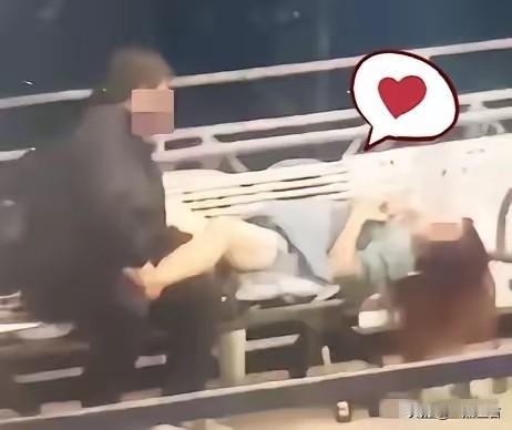 真的是为老不尊呐，丢不丢人呐？你说这么大年纪了，竟然在光天化日之下行这样的龌