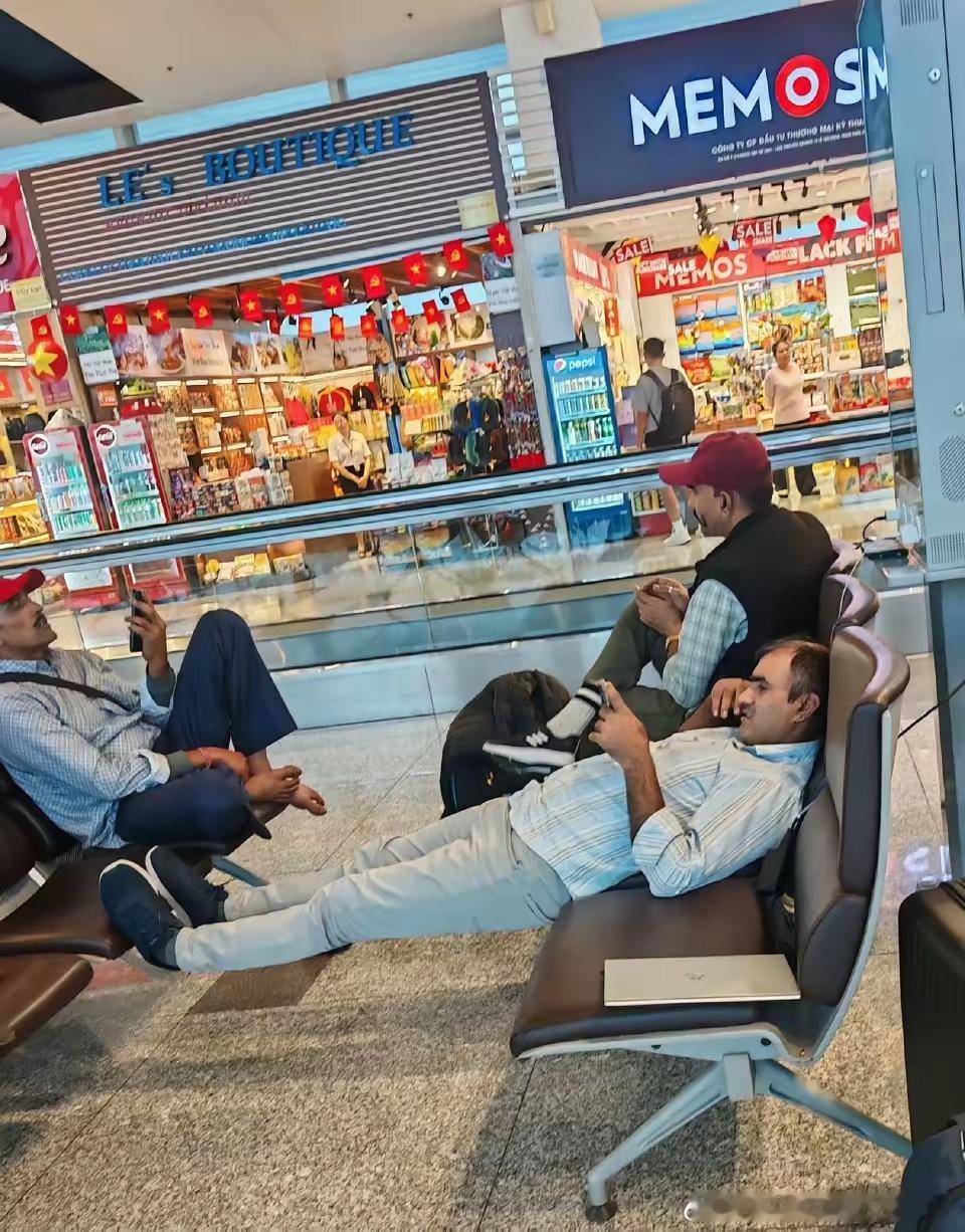 这是越南机场休息大厅的一幕，感觉阿三真是走哪都讨人嫌！最近阿三又在越南火起