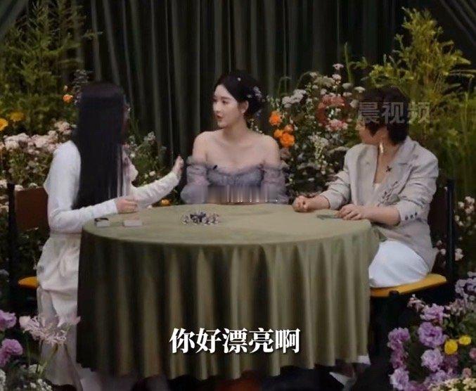 卸了妆都是毛坯[大笑]这是在VOGUE红毯前的互动环节，王玉雯被夸漂亮，她的回复