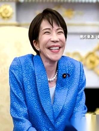 菲律宾搞事情，直接把一段晚宴视频甩了出来。画面里，日本高官高市早苗，正扯着嗓子