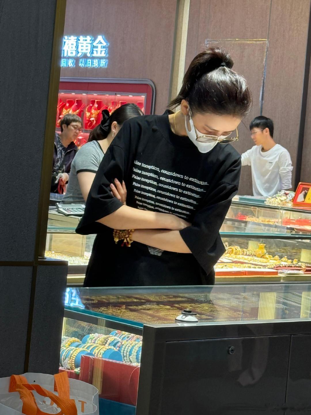 深圳水贝偶遇佟丽娅网友在深圳水贝偶遇佟丽娅买黄金，怎么会跑这么远买黄金呢。网友偶