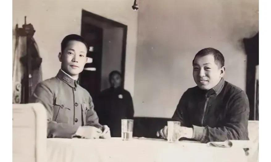 一张老照片，摄于1935年的西安，大家看看这两人是谁？这并非演戏，也并非电视剧中