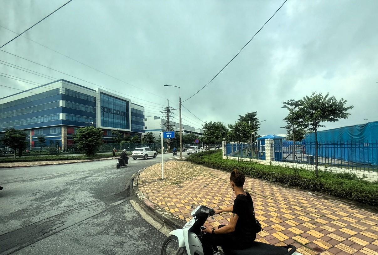 越南光州工业园区，每隔50米就有一个工厂。越南本地人找工作轻松得就像玩似的。