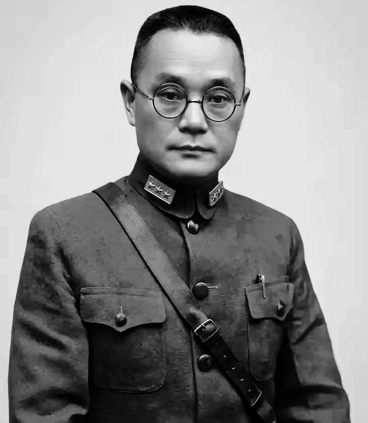 1949年深秋，成都，上将潘文华推开房门，猛然撞见七姨太正摆弄机密电台。他未拔枪