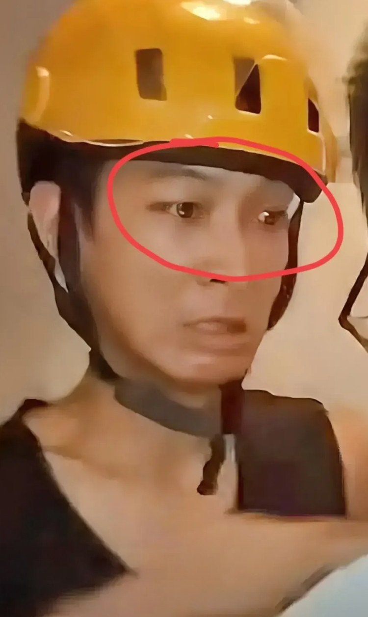 我要反驳很多网友的一点，关于快递小哥用尖锐物品划向业主这起悲剧，绝对不是单一的“