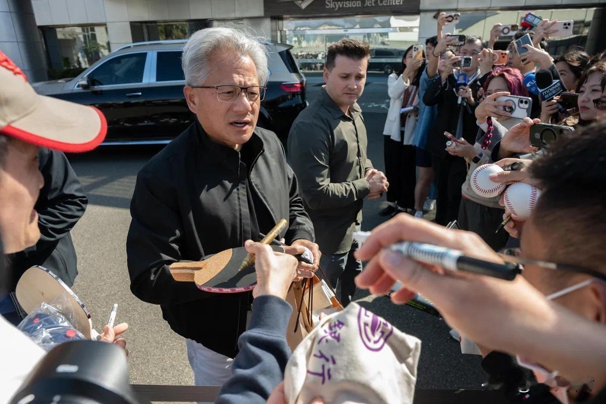 黄仁勋：还没收到任何中国客户的H200芯片订单，我们正在耐心等待。以前，中国有科