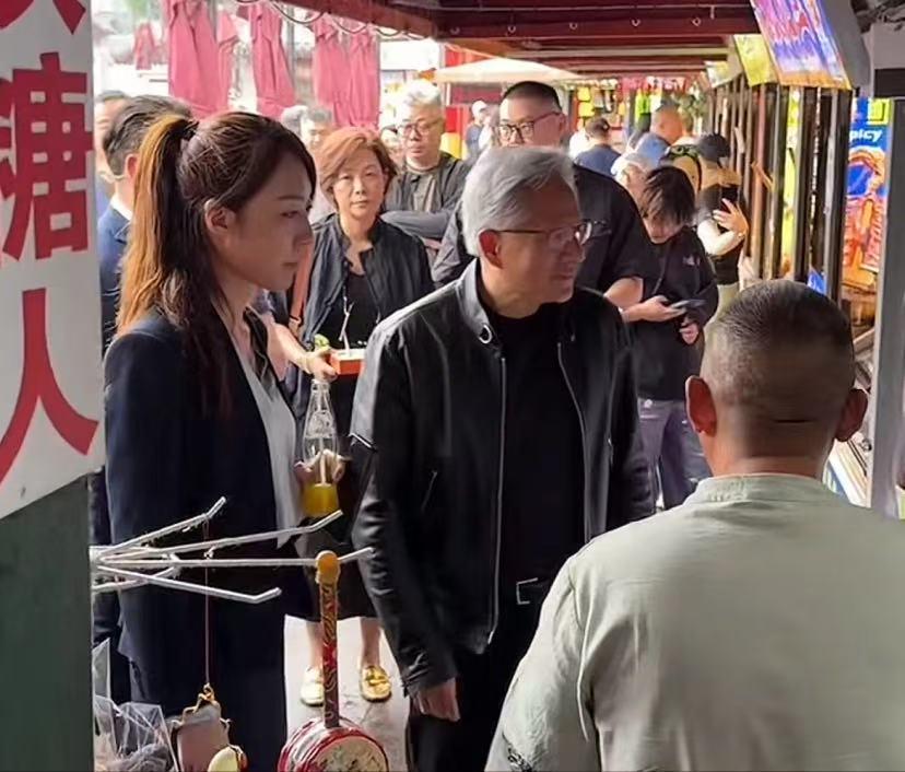 哇！黄仁勋身边这个女翻译好漂亮呀！黄仁勋喝豆汁的时候，把翻译姐姐都逗笑了[大