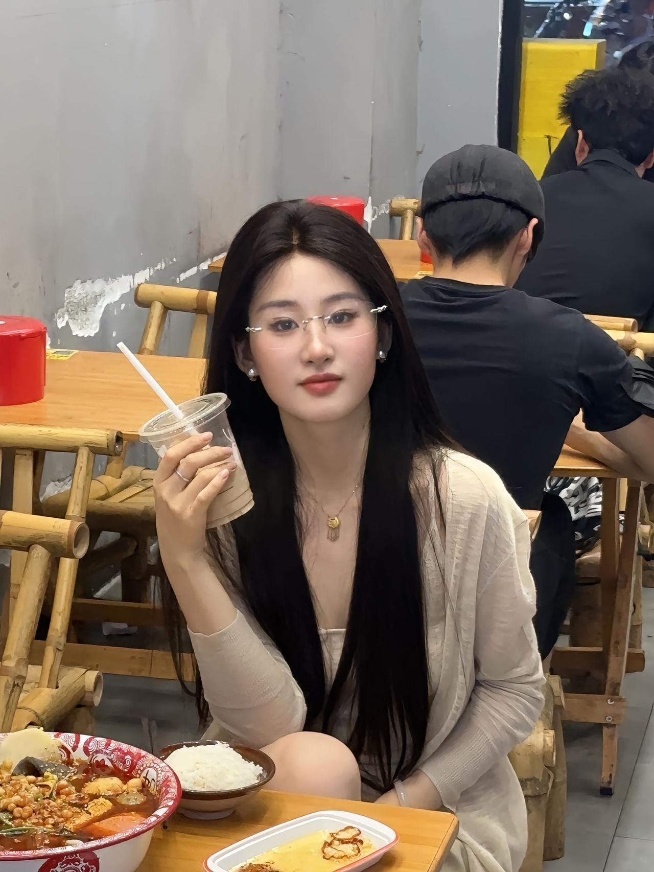 广东女孩神似刘亦菲走红，3条视频斩获20万粉丝，不给刘亦菲本人留一丝体面！素