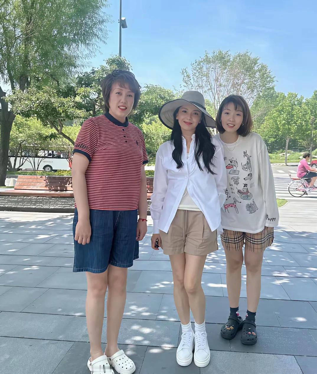 近日网友偶遇刘涛，没想到刘涛这么年轻，我们在影视剧中看到的，还要清瘦，大家热情打