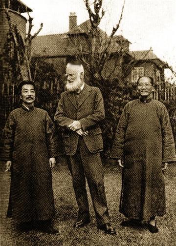 下图是1933年2月17日，宋庆龄特别邀请鲁迅等去她家里吃午饭，饭后鲁迅一时兴起