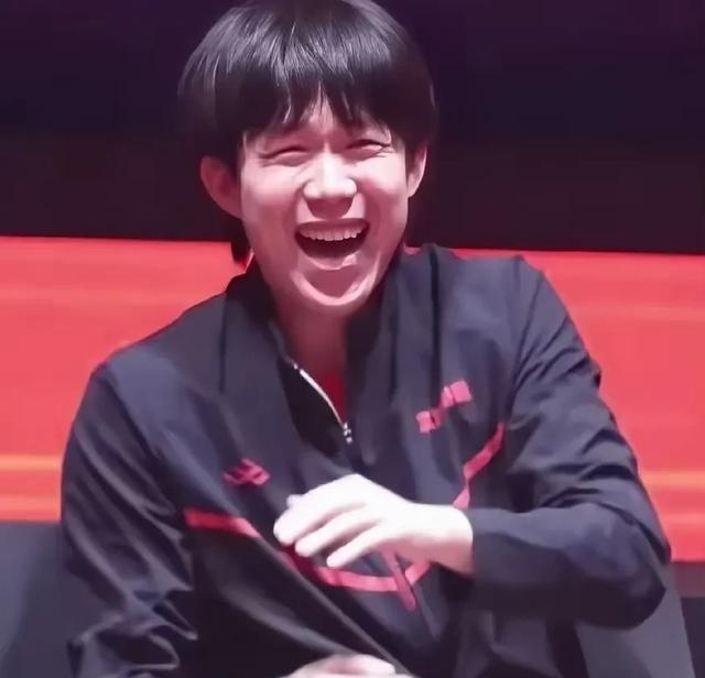 在乌鲁木齐进行的乒超级联赛第三阶段的一场比赛，王楚钦领衔的山东魏桥对阵四川丰谷，