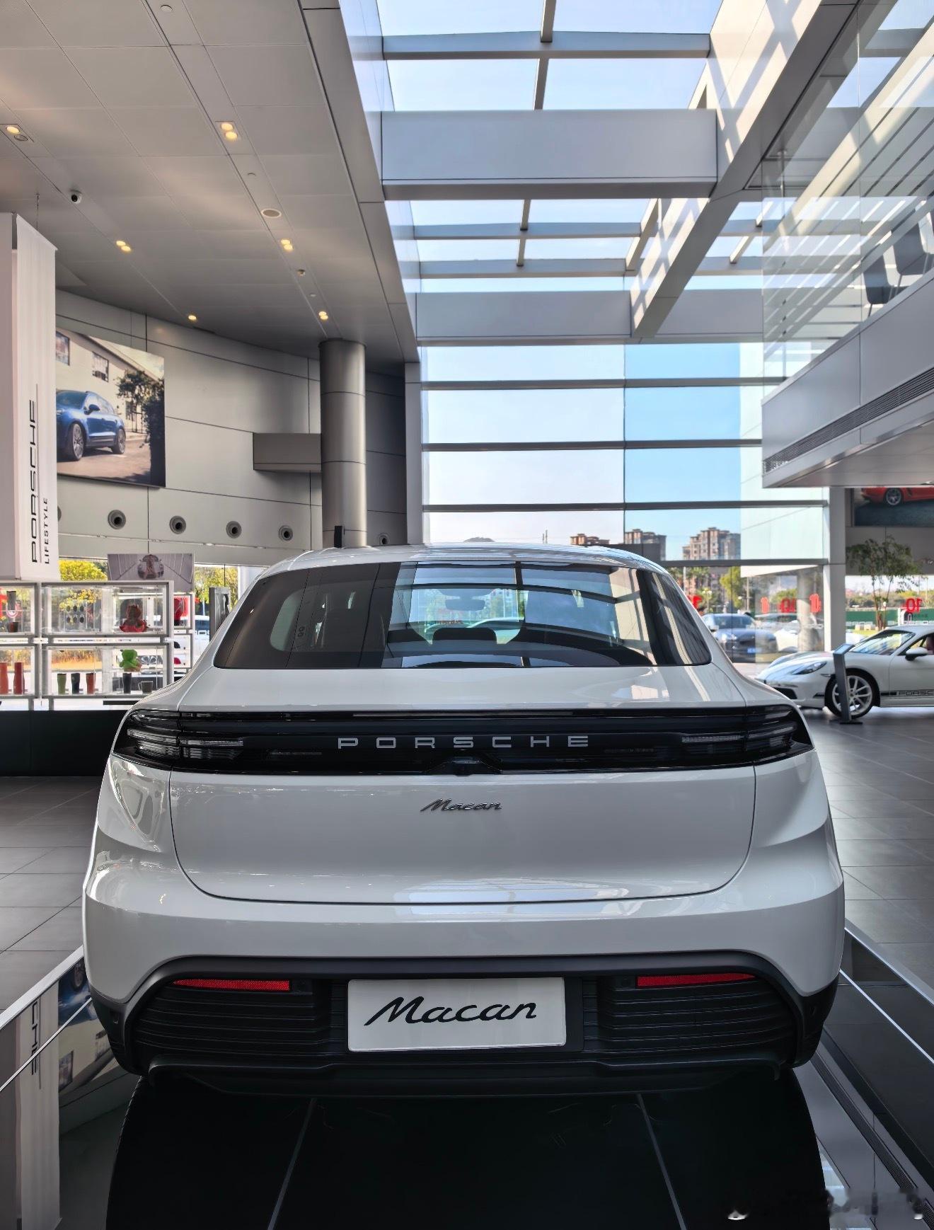 保时捷macan长续航版白色红内指导价667400元全款裸车498