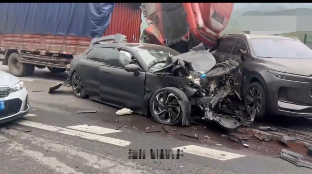 极氪001车主发视频称:高速上，自己的极氪001高速行驶状态下和大货车、理想相撞