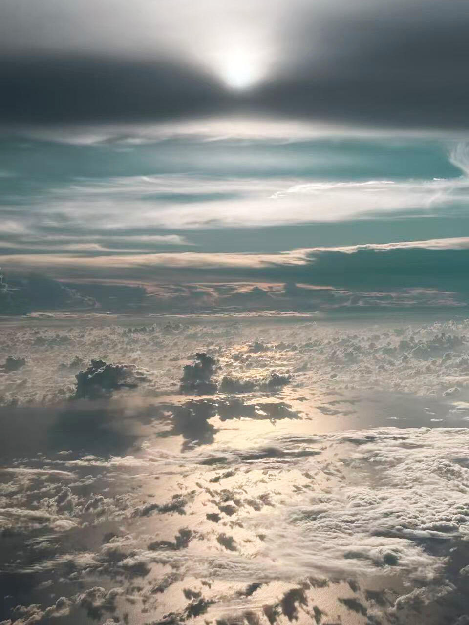 这是一幅优秀的摄影作品，理由如下：1.层次丰富，空间感宏大画面分层很清晰：上方