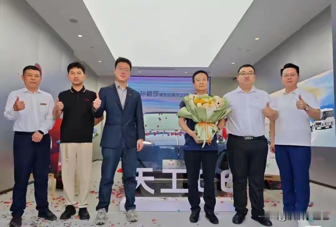 要说莎莎的父亲孙东明，这回想低调都不可能了！因为，他第四次来提女儿获奖的车，
