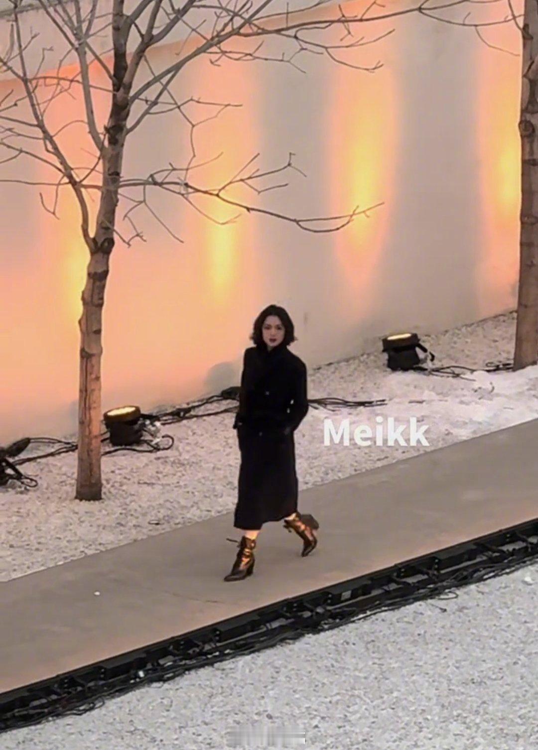 赵今麦赵今麦第一章大佬回国赵今麦这大佬回国造型也太惊艳了吧！全黑穿搭衬得她超有