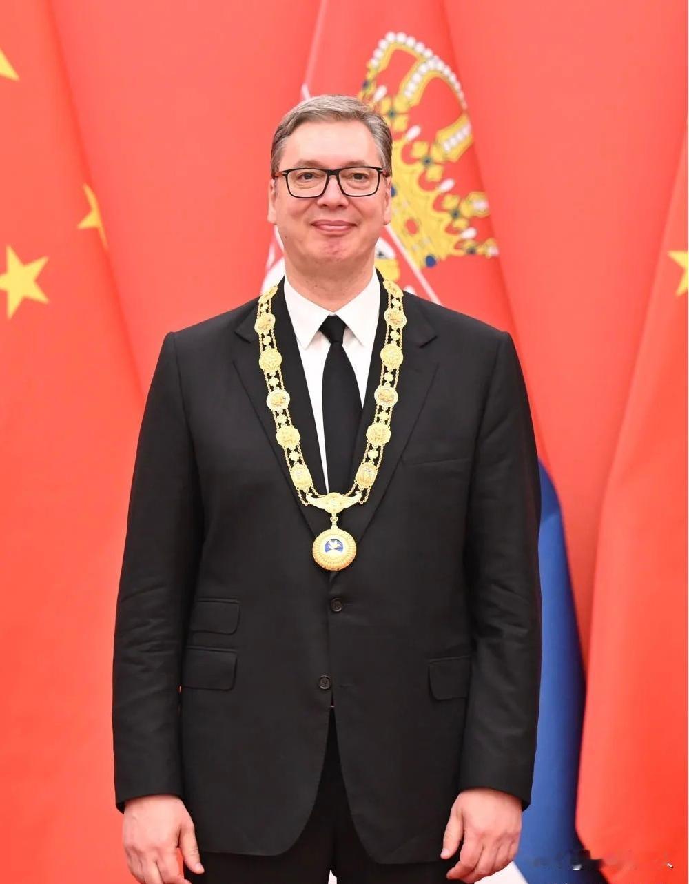 武契奇携"友谊勋章"归国，全世界都在看这枚勋章的外交分量。你真以为他回国最想见的