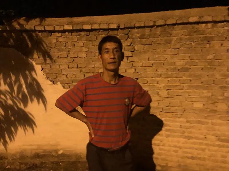 陕西西安一23岁女孩小鱼，4月22日晚11点多骑摩托回家等红灯时，遭遇了糟心事。