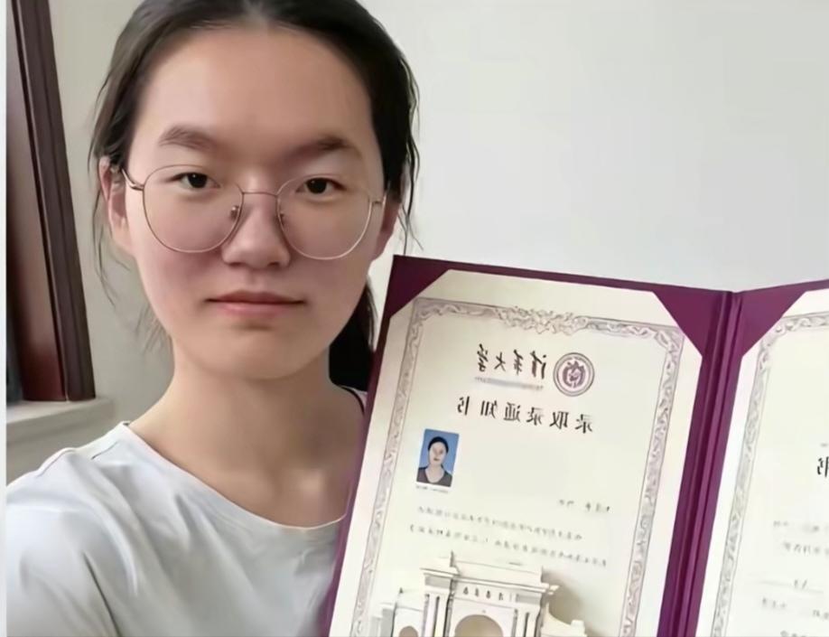 河南女孩韩雅萍高考考出699分，被清华大学八年制临床医学本博连读专业录取。这
